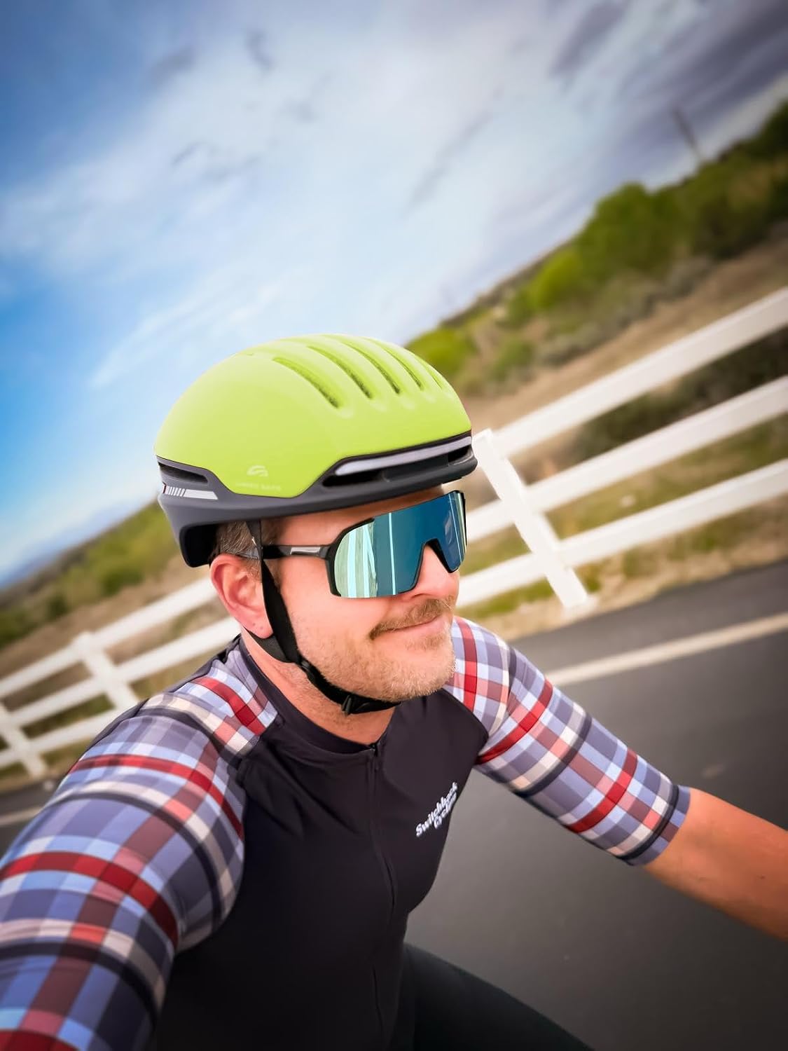 Bike Helmet with Bluetooth, Smart Bike Helmet for Adults Men Women with Built-in Speakers, Auto Brake Blinker, Front and Rear LED Turn Signals Remote Control, Smart Cycling Helmet.