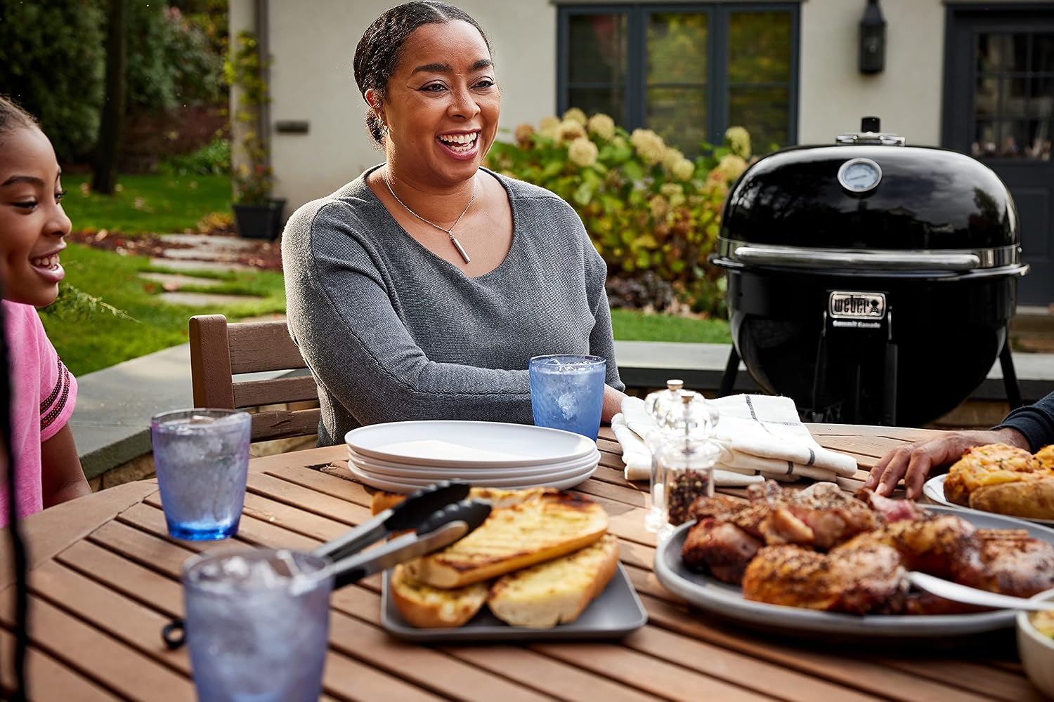 Weber Summit® Kamado E6 Charcoal Grill, Black – Dual‑Walled Insulated Steel Kamado with 24' Cooking Area, Porcelain‑Enameled Kettle & One‑Touch Cleaning System