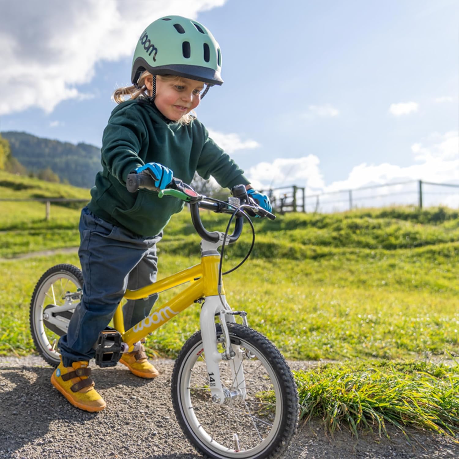 woom GO 2 Bicycle for Children 3 to 4.5 Years Old, 14-Inch Lightweight Bike with Handbrake, Steering Limiter & Chainguard for Boys & Girls