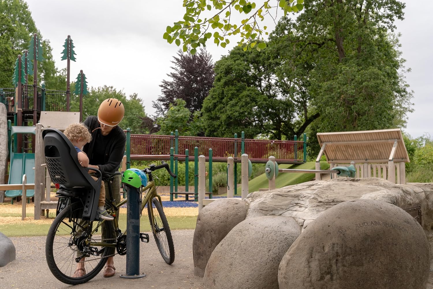 Burley Dash RM | Rack-Mounted Child Bike Seat with Padded Seating, Adjustable Fit & Footrests, Secure 5-Point Harness