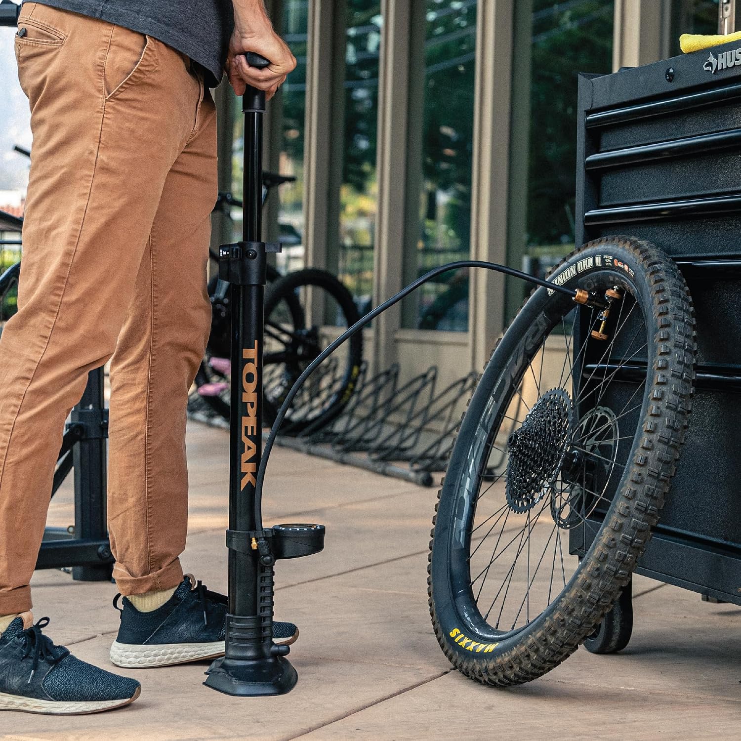 Topeak JoeBlow Tubi 2Stage Bike Pump – High-Pressure & High-Volume Floor Pump with TubiHead for Tubeless & Standard Tires, Dual-Scale Gauge, Long Hose, Durable Steel & Aluminum Construction